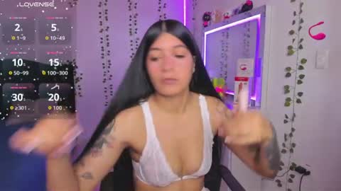 Snapshot of nikibryce_ chatting on June 2026 05:04:01 PM Niki online show from June 2026 05:04:01 PM