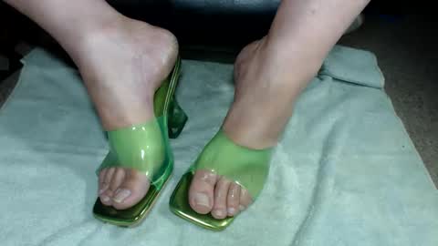 Snapshot of nikisissyfeet chatting on June 2026 03:33:01 AM nikisissyfeet online show from June 2026 03:33:01 AM