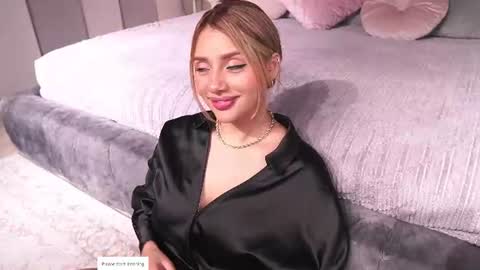 Snapshot of nina_mon chatting on July 2026 02:25:01 AM Angie online show from July 2026 02:25:01 AM