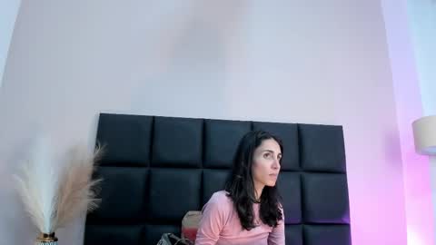 Nina online show from November 2025 06:30:01 PM