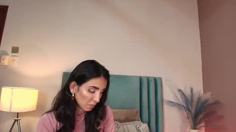 Nina online show from November 2025 06:18:02 PM