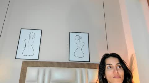 Nina online show from November 2025 02:39:01 PM