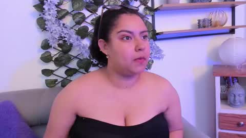 Snapshot of noa_veega chatting on December 2025 09:44:02 PM N O A online show from December 2025 09:44:02 PM