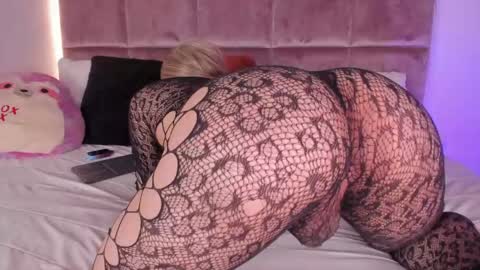 Snapshot of noah_beck42 chatting on May 2026 03:24:01 AM Sara online show from May 2026 03:24:01 AM