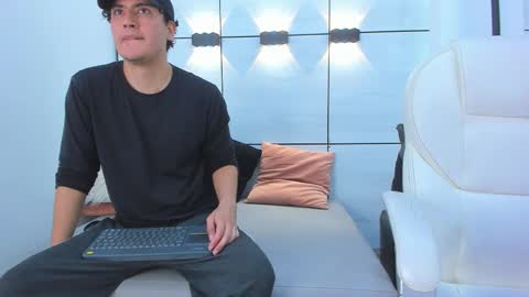 Snapshot of noah_ferrary chatting on November 2025 07:01:02 PM Noah Ferrary online show from November 2025 07:01:02 PM