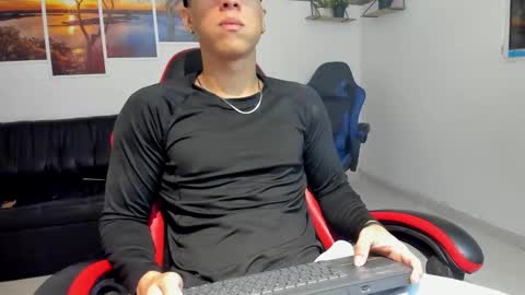 noah_flynn1 online show from February 2026 09:27:02 AM