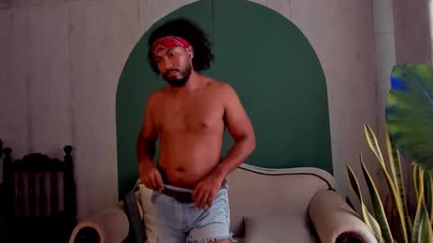 Snapshot of noah_jones__ chatting on November 2025 06:20:01 PM Noah online show from November 2025 06:20:01 PM