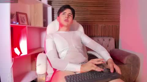 Snapshot of noahwolff_ chatting on February 2026 04:44:01 AM Noah online show from February 2026 04:44:01 AM