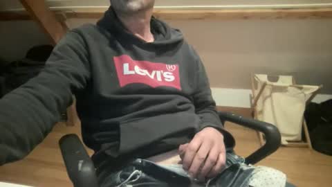 noux69 online show from November 2025 04:06:01 PM