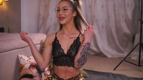 Snapshot of nyrobinova chatting on January 2025 04:05:01 AM nyrobinova online show from January 2025 04:05:01 AM