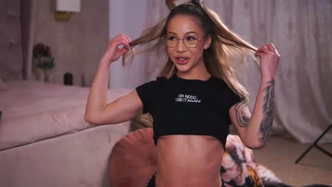 Snapshot of nyrobinova chatting on January 2025 04:16:02 AM nyrobinova online show from January 2025 04:16:02 AM