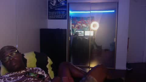 Snapshot of officialmoneyxxx chatting on December 2024 02:38:01 PM Money online show from December 2024 02:38:01 PM