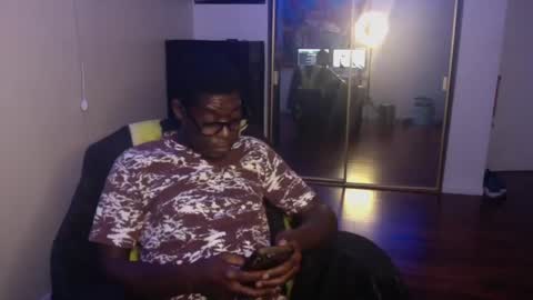 Snapshot of officialmoneyxxx chatting on December 2024 05:49:02 AM Money online show from December 2024 05:49:02 AM