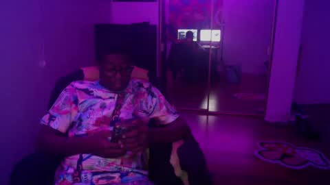 Snapshot of officialmoneyxxx chatting on December 2024 05:07:01 AM Money online show from December 2024 05:07:01 AM