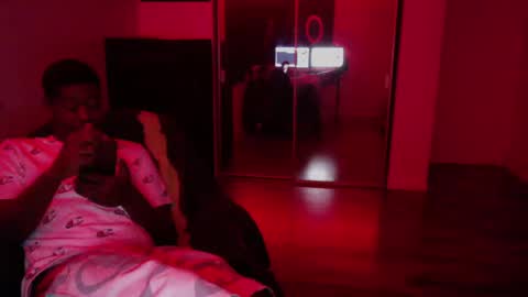 Snapshot of officialmoneyxxx chatting on October 2025 09:32:02 AM Money online show from October 2025 09:32:02 AM