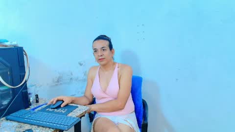 Snapshot of oh_tique chatting on April 2026 12:49:01 PM LU online show from April 2026 12:49:01 PM