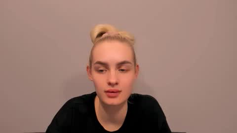 Snapshot of oliviahappy chatting on February 2026 07:01:01 PM oliviaBeauty online show from February 2026 07:01:01 PM