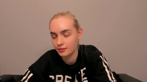 Snapshot of oliviahappy chatting on February 2026 07:01:02 PM oliviaBeauty online show from February 2026 07:01:02 PM