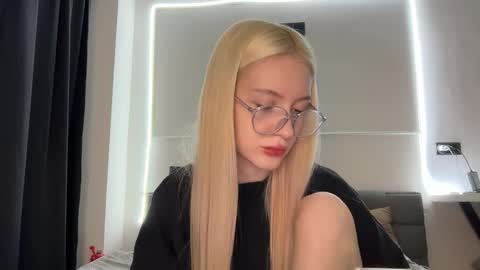 Snapshot of opiunarium chatting on November 2025 02:54:02 AM Bella and John online show from November 2025 02:54:02 AM