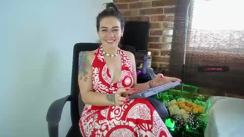 Snapshot of oriana_thomson2 chatting on June 2026 06:32:02 PM Oriana online show from June 2026 06:32:02 PM