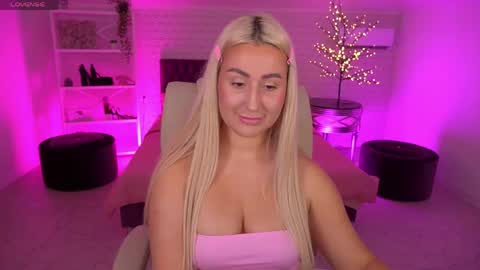 Snapshot of paolamola chatting on May 2026 02:11:01 PM Lia online show from May 2026 02:11:01 PM
