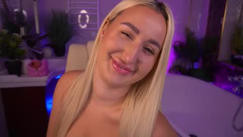 Snapshot of paolamola chatting on May 2026 01:42:02 PM Lia online show from May 2026 01:42:02 PM