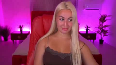 Snapshot of paolamola chatting on June 2026 01:54:01 PM Lia online show from June 2026 01:54:01 PM