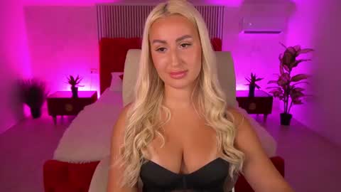Snapshot of paolamola chatting on June 2026 02:32:02 PM Lia online show from June 2026 02:32:02 PM