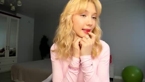 Melena online show from November 2025 08:24:01 AM