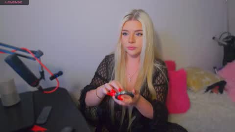 Victoria online show from September 2025 04:25:02 AM