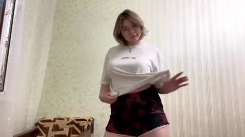 Snapshot of peachpufff chatting on June 2026 06:09:02 PM Molly online show from June 2026 06:09:02 PM