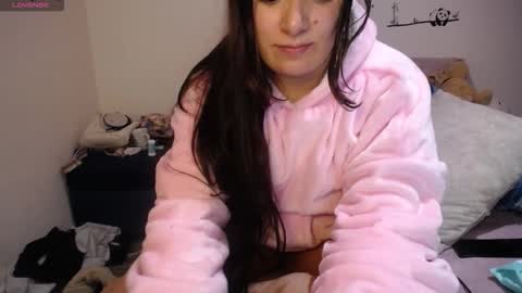 Snapshot of pearl_3 chatting on November 2025 04:23:02 AM Pearl online show from November 2025 04:23:02 AM