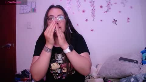 Snapshot of pearl_3 chatting on March 2026 05:04:02 AM Pearl online show from March 2026 05:04:02 AM