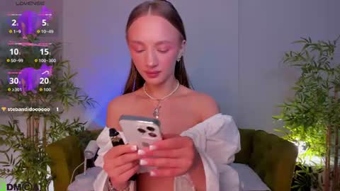 Snapshot of pearl_bloom chatting on June 2026 01:05:01 AM Sex Leah online show from June 2026 01:05:01 AM