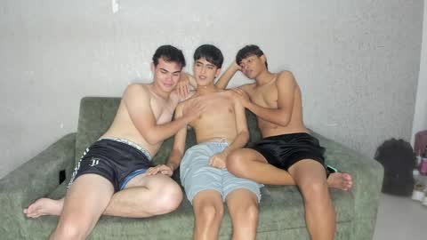 Snapshot of pelusos_mens chatting on May 2026 07:44:02 PM CAIN-19 ALLEN-18 RONALD-18 AUSTIN-18 MOD DANTE online show from May 2026 07:44:02 PM