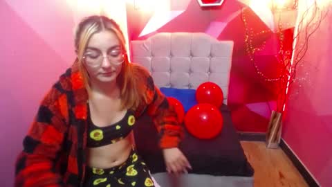 Snapshot of perla_red chatting on February 2025 03:27:01 PM PERLA RED online show from February 2025 03:27:01 PM