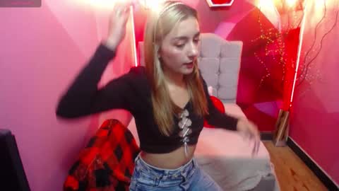 Snapshot of perla_red chatting on March 2025 12:01:01 PM PERLA RED online show from March 2025 12:01:01 PM