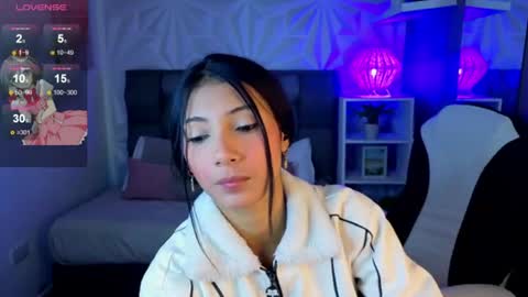 Snapshot of perlaa_moon_ chatting on June 2026 12:29:02 PM PERLA online show from June 2026 12:29:02 PM