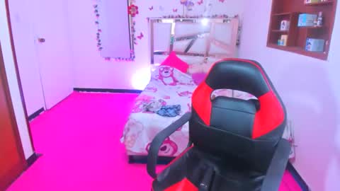 Snapshot of perlabeautiful chatting on May 2026 01:36:01 AM PERLA online show from May 2026 01:36:01 AM