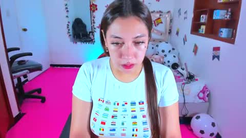 Snapshot of perlabeautiful chatting on June 2026 02:00:01 AM PERLA online show from June 2026 02:00:01 AM