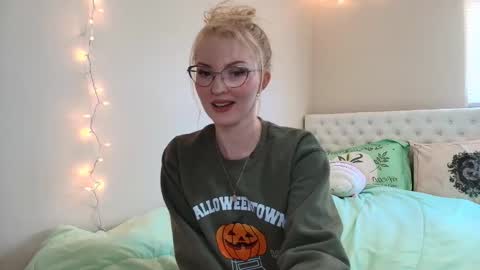 Snapshot of petite_cupcake chatting on October 2025 05:39:01 PM Little cupcake online show from October 2025 05:39:01 PM