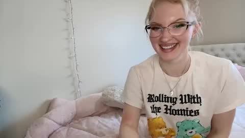Snapshot of petite_cupcake chatting on April 2026 04:12:01 PM Little cupcake online show from April 2026 04:12:01 PM