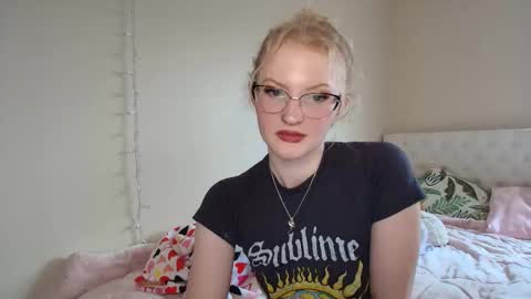 Snapshot of petite_cupcake chatting on May 2026 07:44:02 PM Little cupcake online show from May 2026 07:44:02 PM