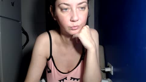 Snapshot of petite_danielle chatting on July 2026 08:59:01 PM petite_danielle online show from July 2026 08:59:01 PM