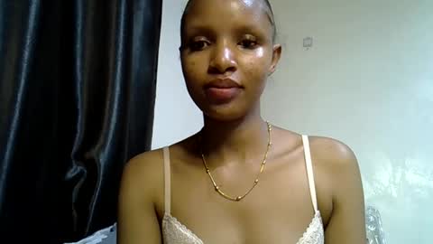 Snapshot of petite_melinda chatting on June 2026 01:28:02 AM petite_melinda online show from June 2026 01:28:02 AM