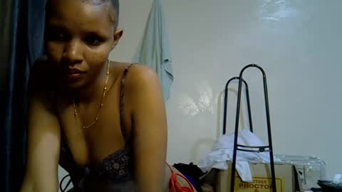 Snapshot of petite_melinda chatting on June 2026 01:06:01 AM petite_melinda online show from June 2026 01:06:01 AM