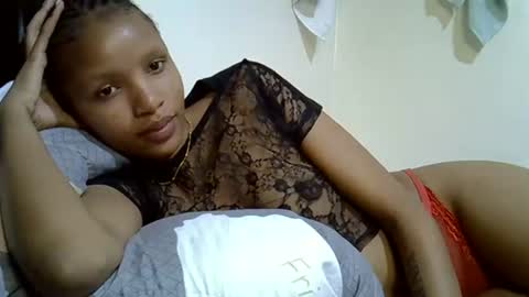 Snapshot of petite_melinda chatting on June 2026 10:32:02 PM petite_melinda online show from June 2026 10:32:02 PM