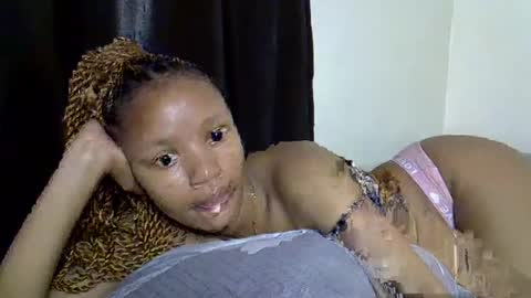 Snapshot of petite_melinda chatting on July 2026 01:19:02 AM petite_melinda online show from July 2026 01:19:02 AM