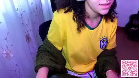 Snapshot of petitecurlybrunette chatting on June 2026 12:59:01 PM Mlian online show from June 2026 12:59:01 PM