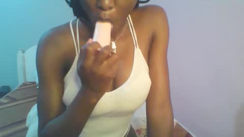 Snapshot of petiteediva chatting on May 2026 02:42:02 AM diva online show from May 2026 02:42:02 AM